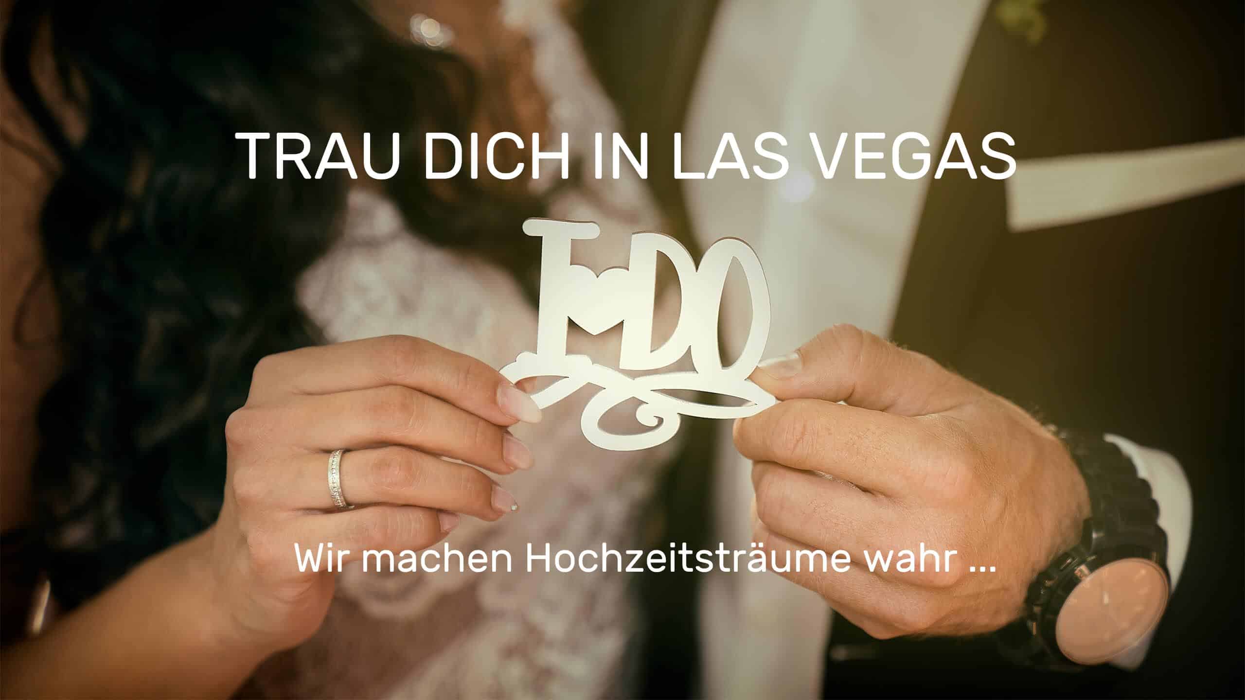 Brautpaar in Las Vegas hält I do Zeichen in seinen Händen